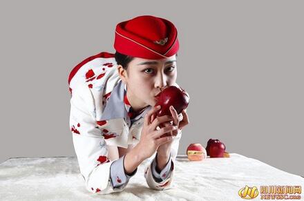 空姐开网店卖“亲吻过的苹果”：卖苹果送香吻 