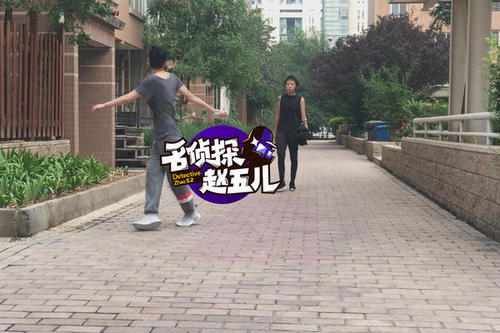 王菲忍不住回头瞅了一眼正低着头走路的童童