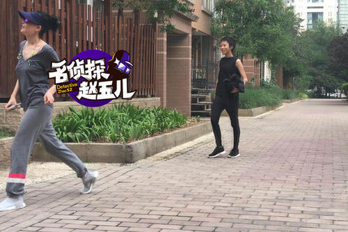 王菲的心情看起来不错，穿着一身灰色休闲运动装