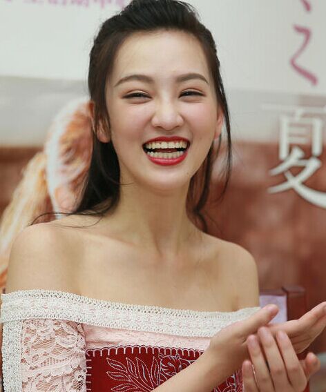 武大校花清纯不再 装扮暴露表情丰富