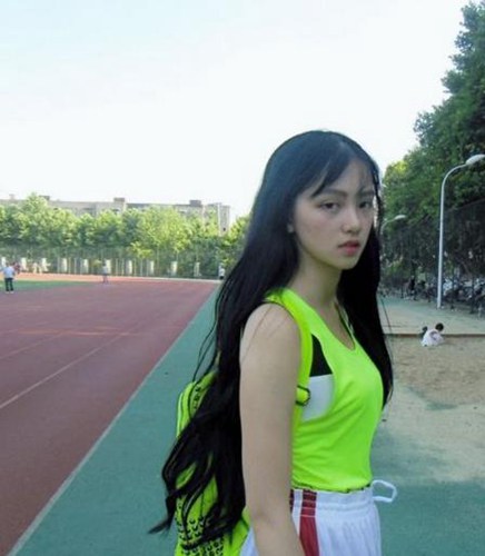 武大校花拍戏被砸 