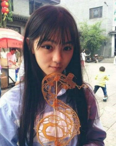 武大校花黄灿灿