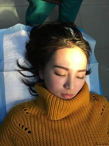 武大校花拍戏被砸 