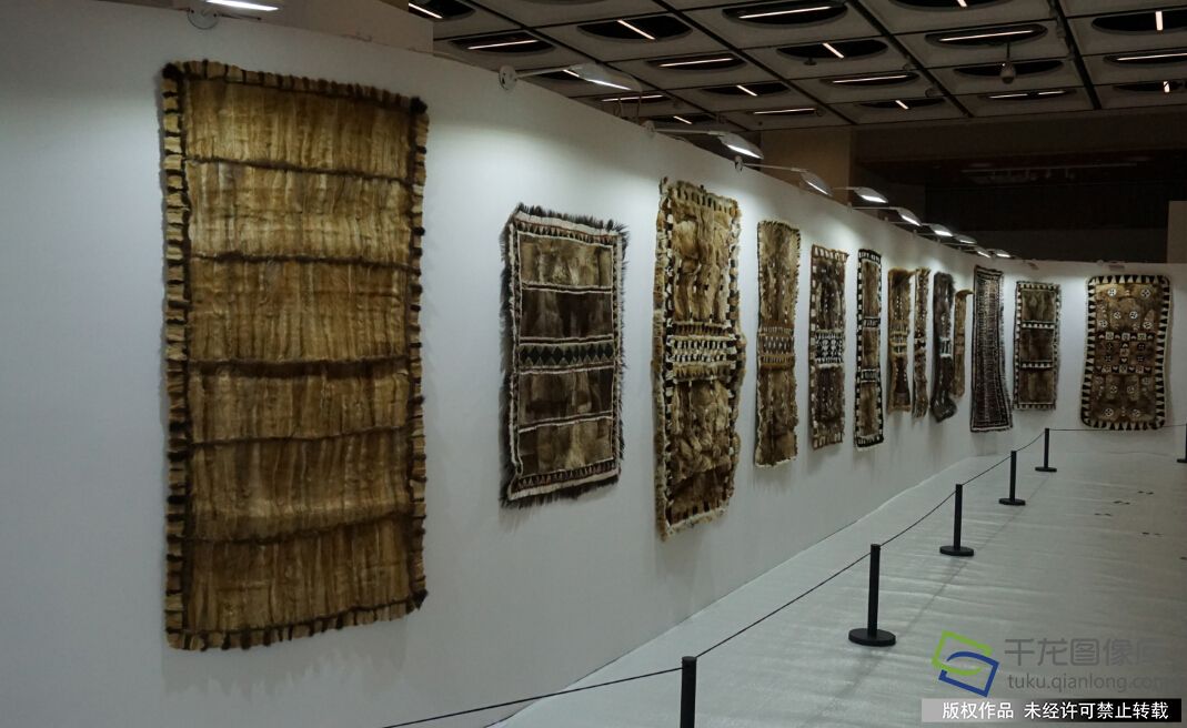 驯鹿皮，埃文基人传统卧具，为驯鹿头部皮毛制成。