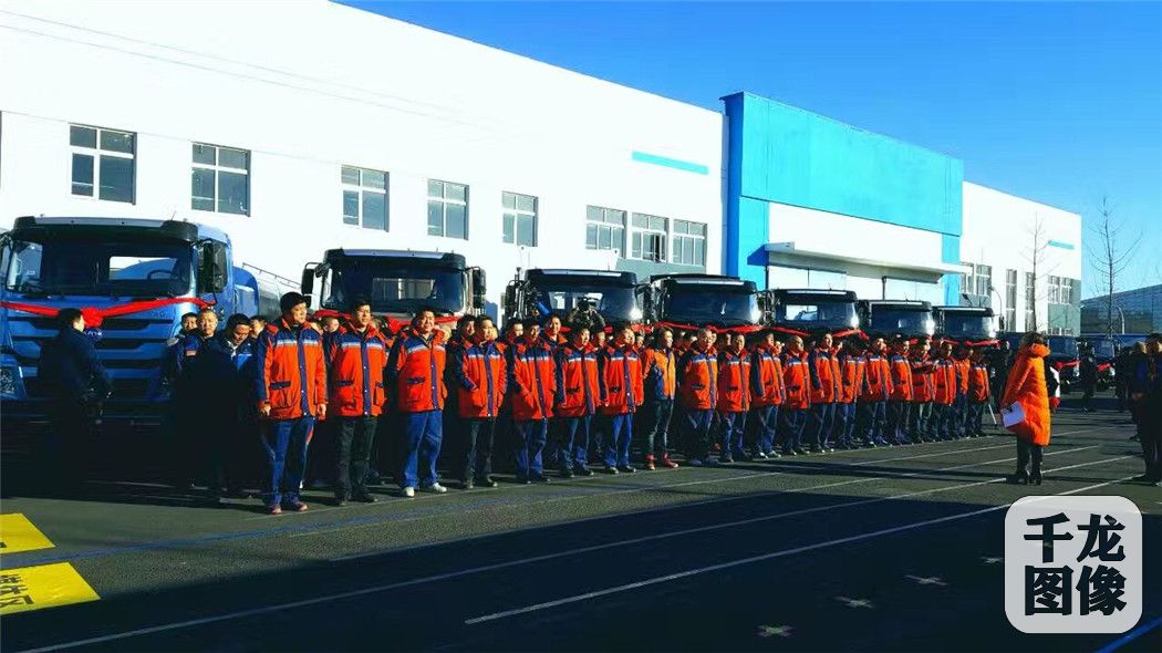 2017年元旦起,北京主要道路环卫作业车辆将全面实现新能源化,实现零排放、零污染,并有效降低空气中PM2.5浓度,这在全球尚属首次。(摄影 荀永利)