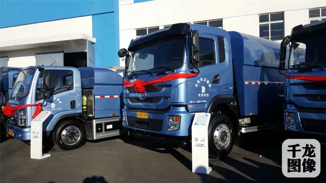 2017年元旦起，北京主要道路环卫作业车辆将全面实现新能源化，实现零排放、零污染，并有效降低空气中PM2.5浓度，这在全球尚属首次。（摄影 荀永利）