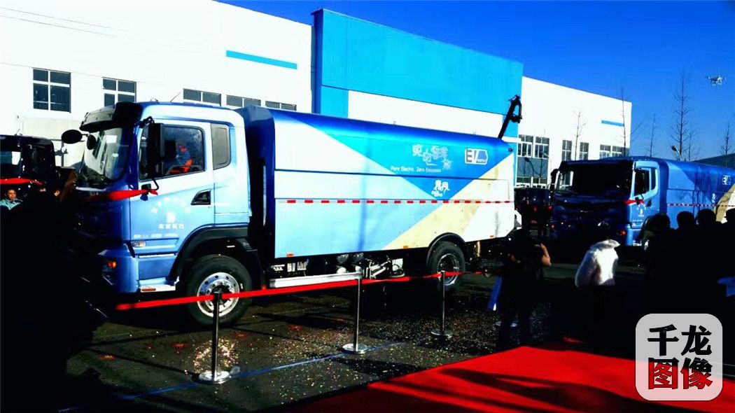 2017年元旦起，北京主要道路环卫作业车辆将全面实现新能源化，实现零排放、零污染，并有效降低空气中PM2.5浓度，这在全球尚属首次。（摄影 荀永利）