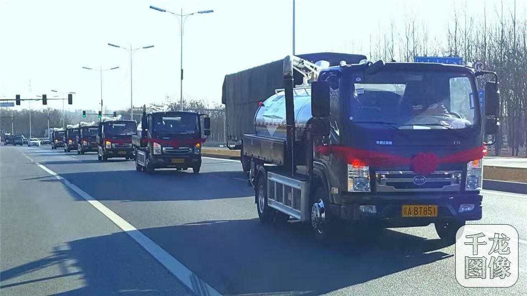 2017年元旦起，北京主要道路环卫作业车辆将全面实现新能源化，实现零排放、零污染，并有效降低空气中PM2.5浓度，这在全球尚属首次。（摄影 荀永利）