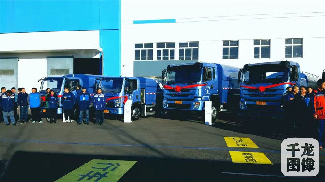 2017年元旦起，北京主要道路环卫作业车辆将全面实现新能源化，实现零排放、零污染，并有效降低空气中PM2.5浓度，这在全球尚属首次。（摄影 荀永利）