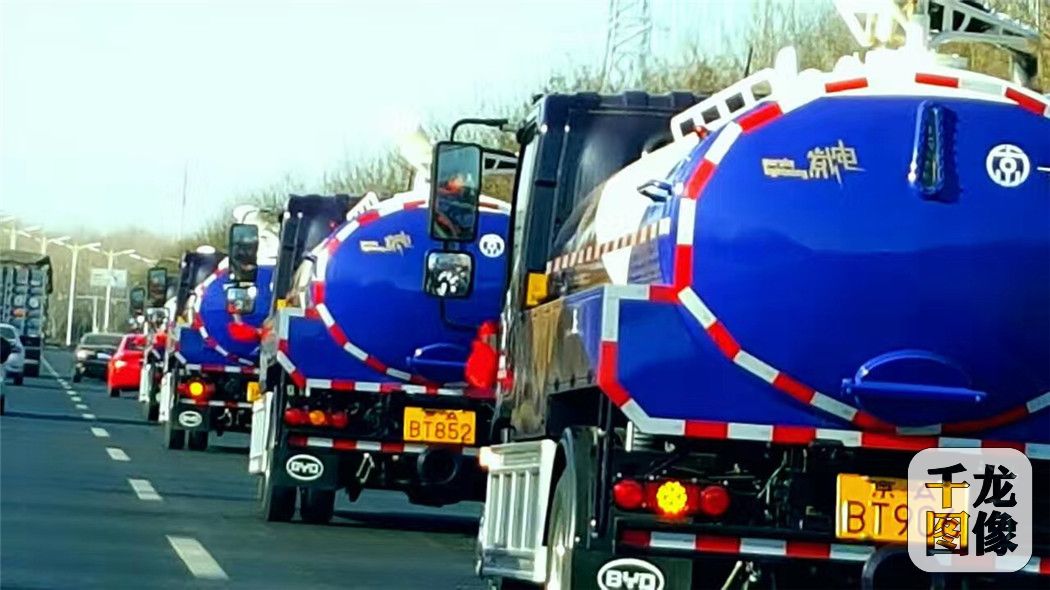 2017年元旦起，北京主要道路环卫作业车辆将全面实现新能源化，实现零排放、零污染，并有效降低空气中PM2.5浓度，这在全球尚属首次。（摄影 荀永利）