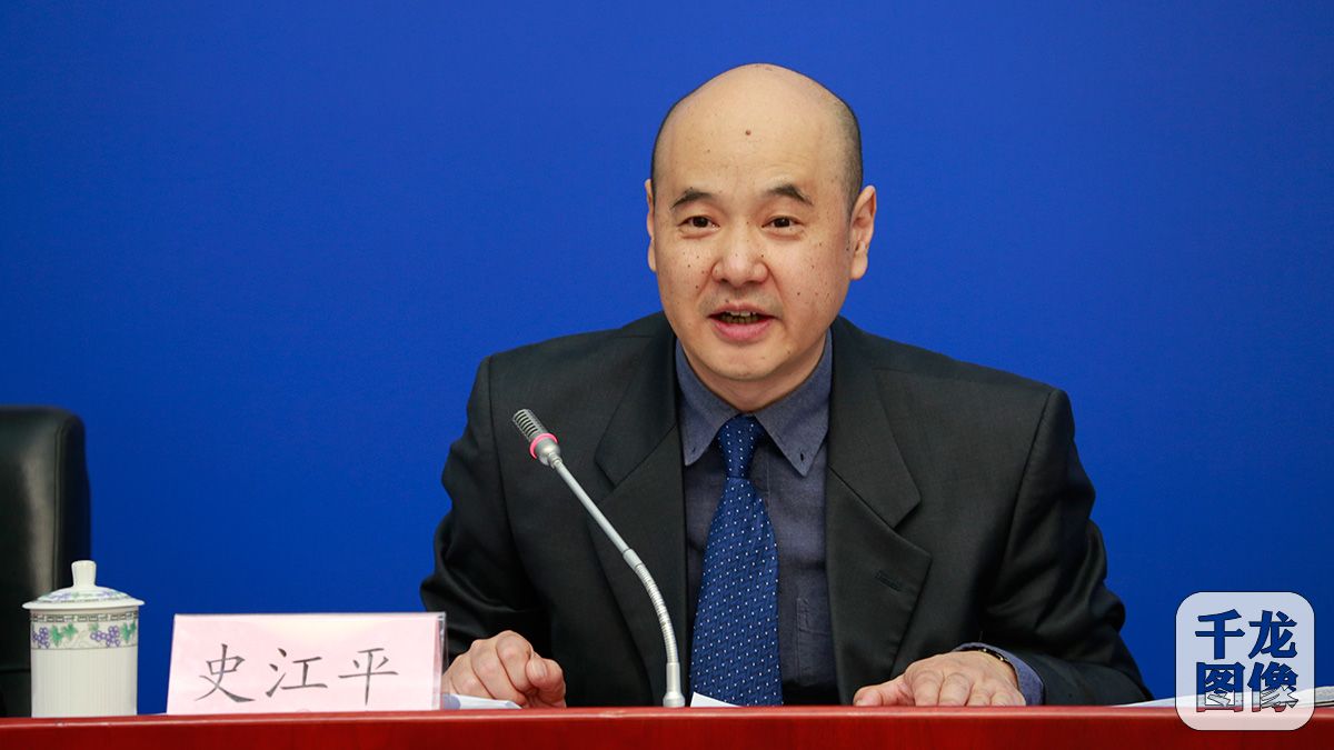 北京市体育局群众体育处处长史江平答记者问。