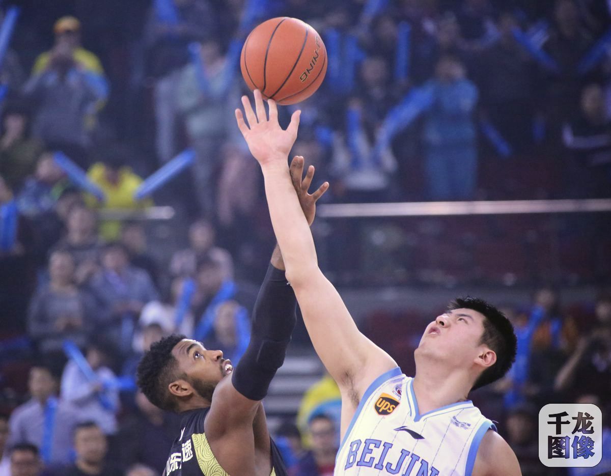 北京时间12月30日晚，16-17赛季CBA常规赛进入第23轮角逐。做客五棵松的山东高速男篮末节打出16-0攻击波锁定胜局，最终以101-89战胜北京首钢男篮。图为比赛现场 千龙网记者 石凝摄