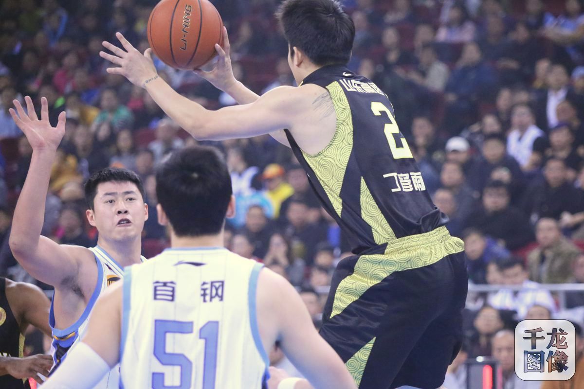 北京时间12月30日晚，16-17赛季CBA常规赛进入第23轮角逐。做客五棵松的山东高速男篮末节打出16-0攻击波锁定胜局，最终以101-89战胜北京首钢男篮。图为比赛现场 千龙网记者 石凝摄
