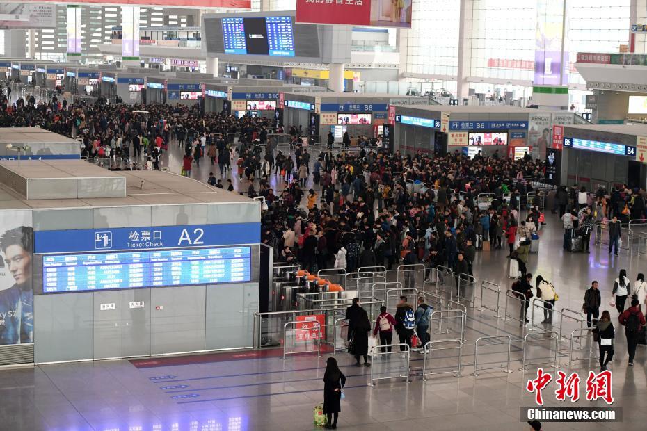 中国各地迎来元旦小长假出行高峰