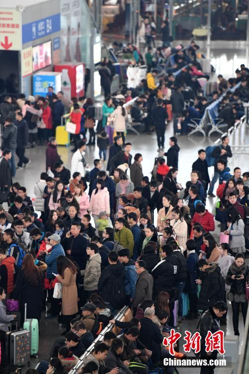 中国各地迎来元旦小长假出行高峰