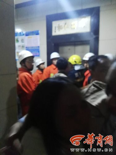 电梯突然坠落近20层：20分钟后被解救