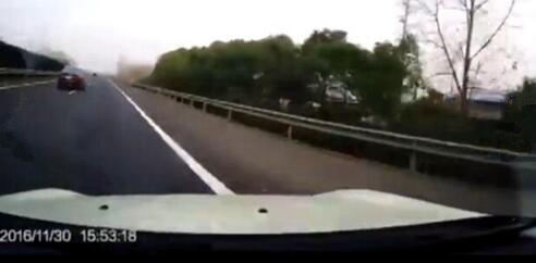 宝马司机恶意变道撞mini 司机称完全不知情.jpg
