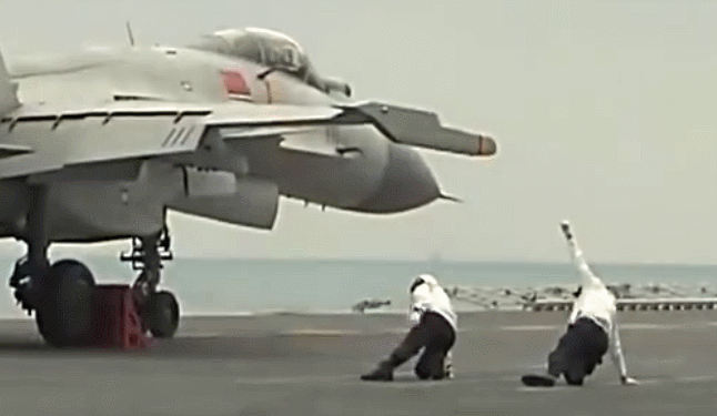 辽宁舰新版航母style曝光两点支撑变三点支撑姿势