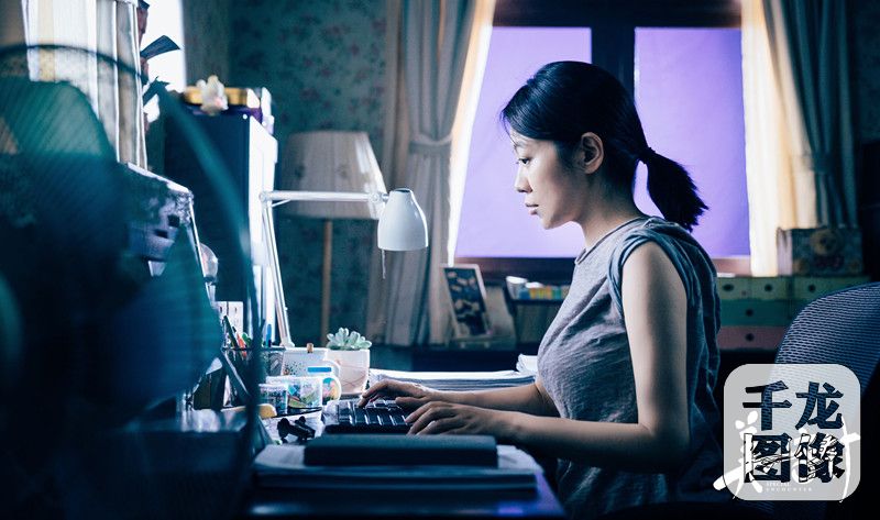 “女作家”闫妮伏案创作