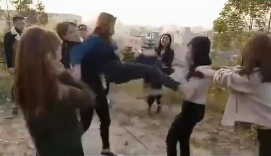 女孩遭十几人欺辱扒衣引网友愤慨 涉案人员大部分不满16周岁