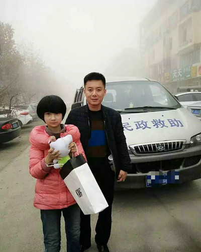 12岁女孩在菏泽疑被抛弃 父母电话是空号