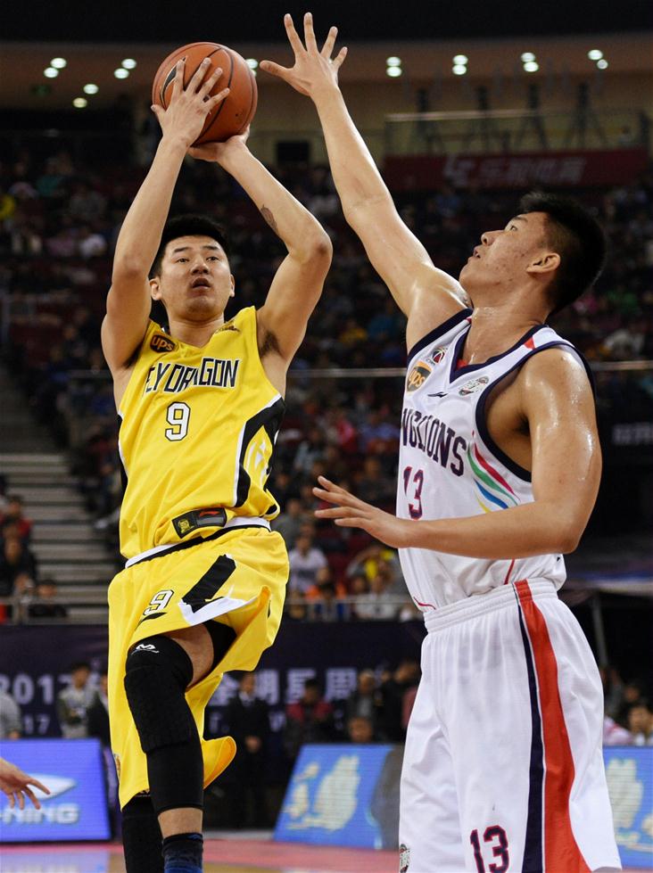 【新锐】北京时间1月7日，2016-2017赛季中国男子篮球职业联赛（CBA）全明星周末星锐挑战赛在北京乐视体育生态中心举行，南方星锐队以82比81战胜北方星锐队。图为北方星锐队球员何重达（左）在比赛中投篮。新华社记者鞠焕宗摄