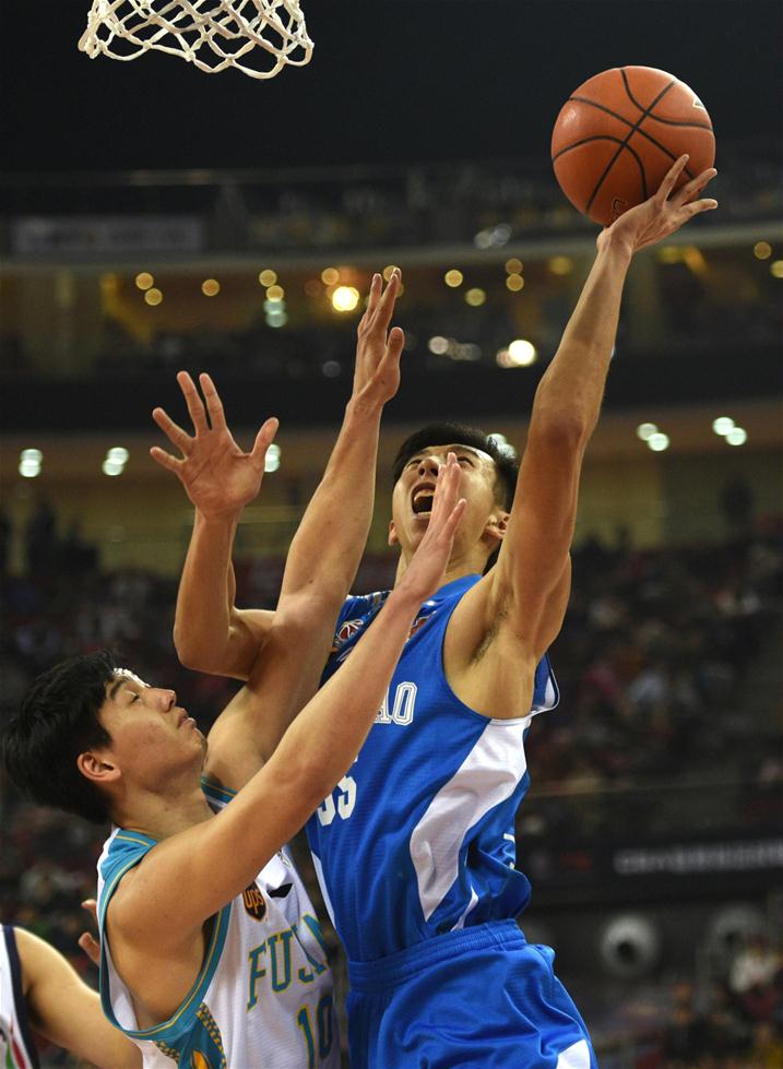 【新锐】1月7日，北方星锐队球员丁浩然（右）在比赛中上篮。当日，2016-2017赛季中国男子篮球职业联赛（CBA）全明星周末星锐挑战赛在北京乐视体育生态中心举行，南方星锐队以82比81战胜北方星锐队。新华社记者鞠焕宗摄