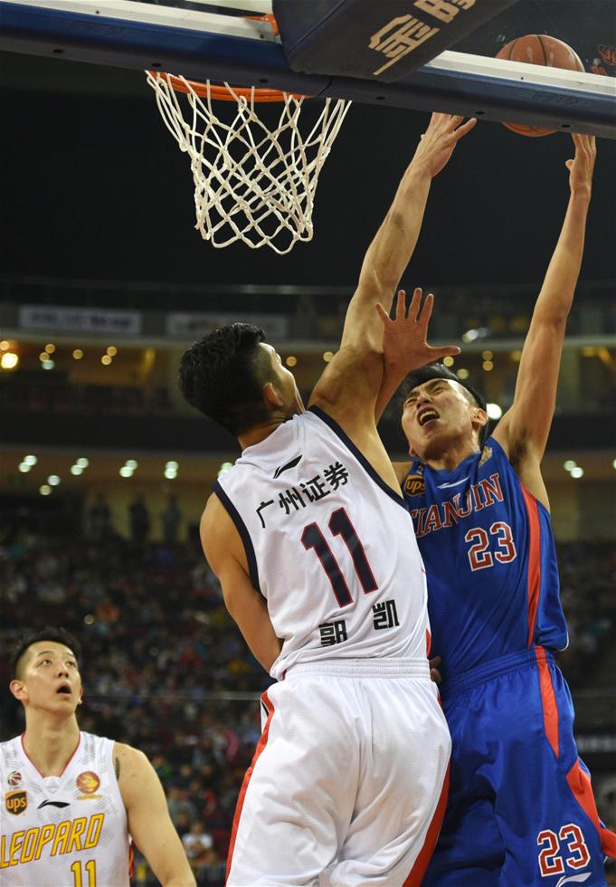 【新锐】1月7日，北方星锐队球员时德帅（右）在比赛中上篮。当日，2016-2017赛季中国男子篮球职业联赛（CBA）全明星周末星锐挑战赛在北京乐视体育生态中心举行，南方星锐队以82比81战胜北方星锐队。新华社记者鞠焕宗摄