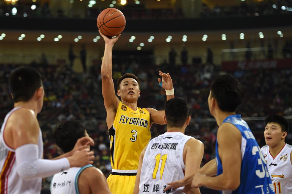 【新锐】1月7日，北方星锐队球员贺希宁（左三）在比赛中投篮。当日，2016-2017赛季中国男子篮球职业联赛（CBA）全明星周末星锐挑战赛在北京乐视体育生态中心举行，南方星锐队以82比81战胜北方星锐队。新华社记者鞠焕宗摄