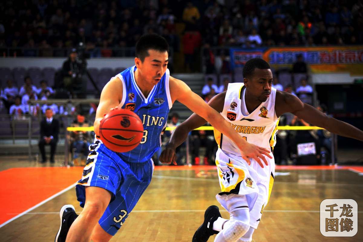 北京时间1月11日，2016-2017赛季CBA常规赛第26轮，北京德比在国家奥林匹克体育中心体育馆上演。北京队在客场以92-87力克北控拿下德比战。图为比赛现场。千龙网记者 石凝摄