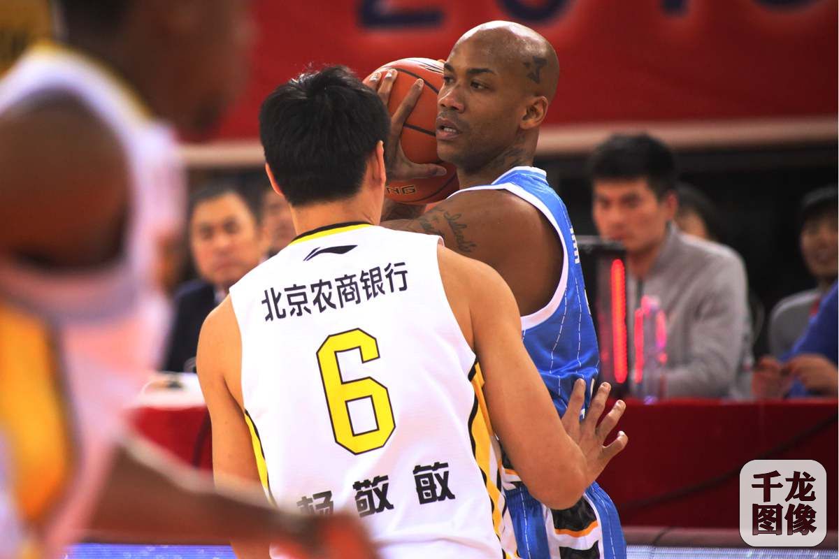 北京时间1月11日，2016-2017赛季CBA常规赛第26轮，北京德比在国家奥林匹克体育中心体育馆上演。北京队在客场以92-87力克北控拿下德比战。