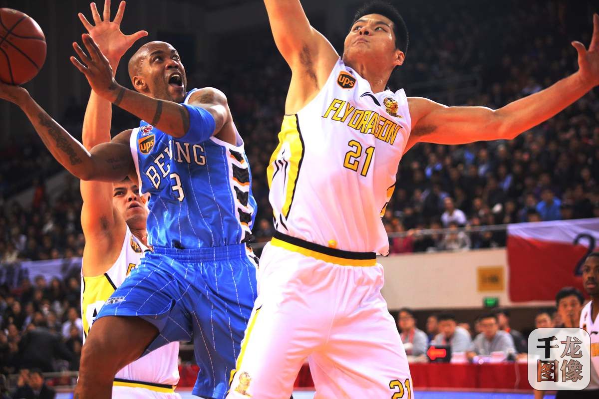 北京时间1月11日，2016-2017赛季CBA常规赛第26轮，北京德比在国家奥林匹克体育中心体育馆上演。北京队在客场以92-87力克北控拿下德比战。图为比赛现场。千龙网记者 石凝摄