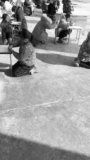 学生寒冬教室外跪地写作业 校方:不存在体罚