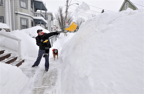 实拍美国超强暴雪：居民出门先挖隧道