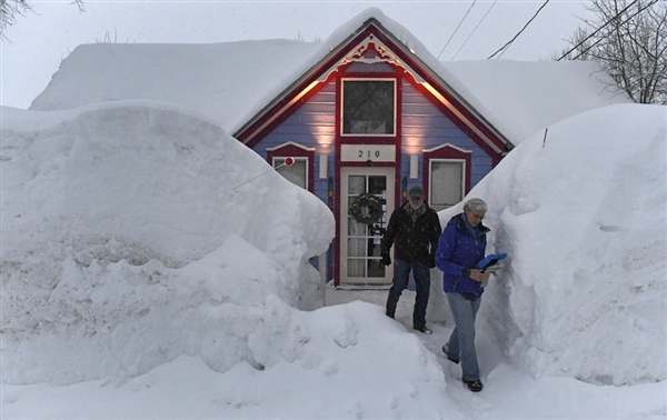 实拍美国超强暴雪：居民出门先挖隧道