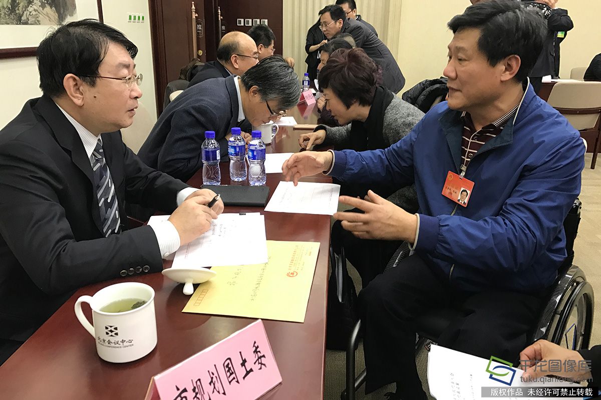 西城区吕征明,作为一名行动不便的市民我想提出一些建议,对于城市建设中的无障碍通道能否再细致规划一些,比如有些地铁和公共场所虽然有设置无障碍通道,但并不人性化。规划委,魏成林回复。对于您的建议我们将记录下来,并逐步实施。为市民建设更好的城市,服务市民,便利市民。万小军1