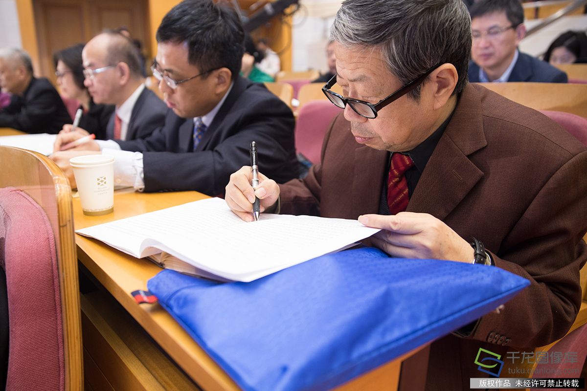 参会人员做会议记录。