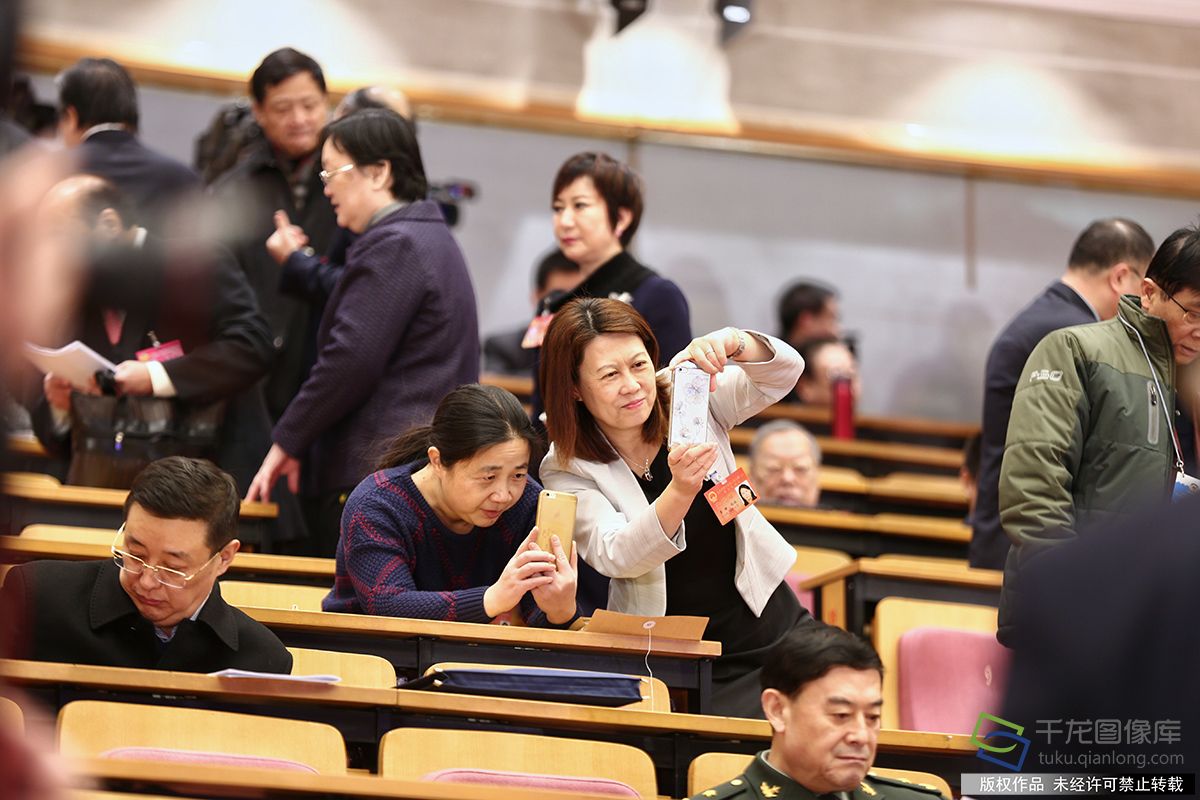 参会人员陆续到场合影留念。