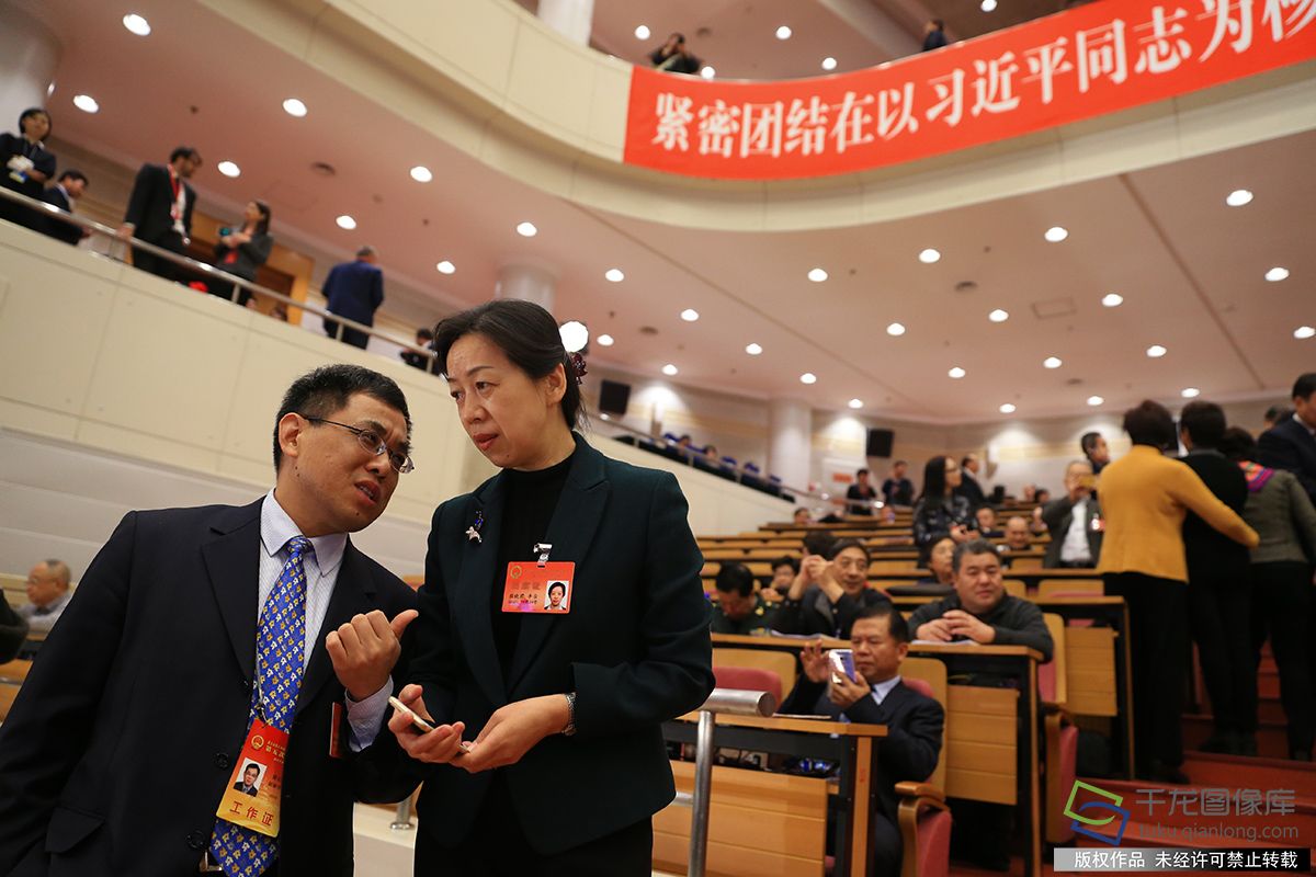 参会人员陆续到场互相交流。1