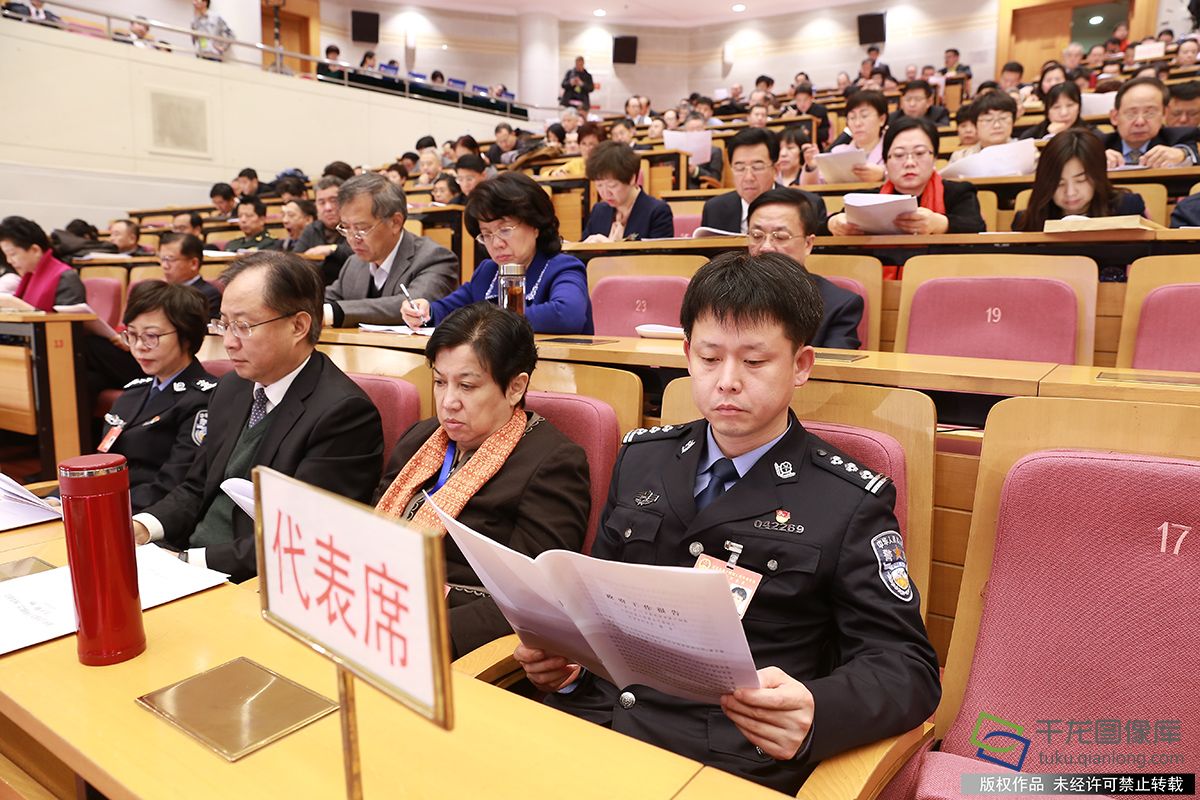 北京市人大代表阅读会议材料。