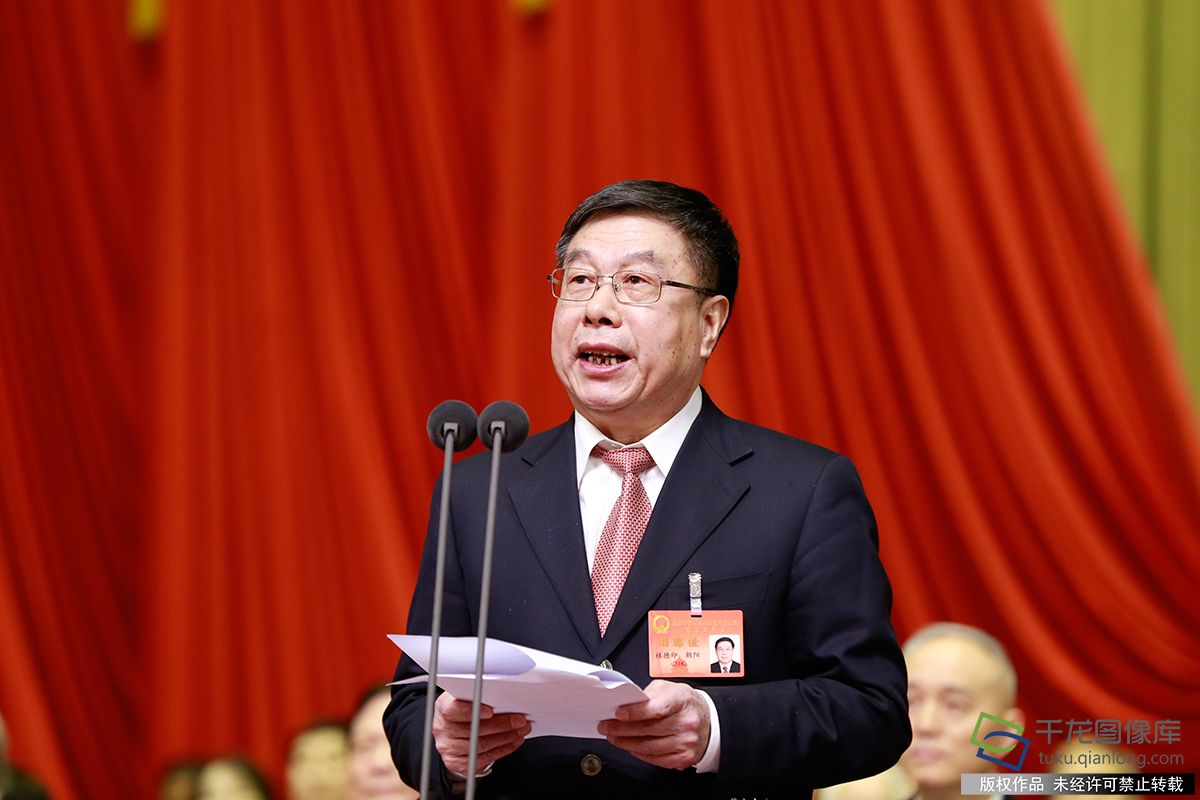 北京市人大常委会主任杜德印主持会议。