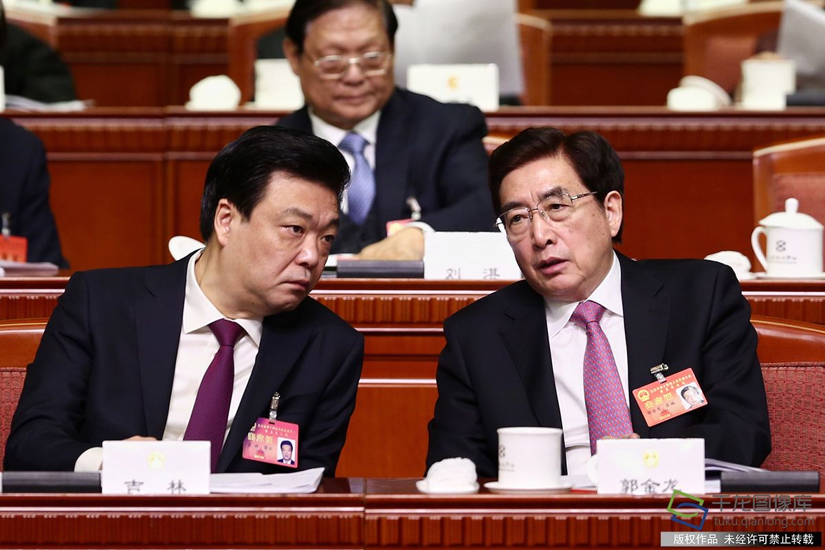 中共中央政治局委员、中共北京市委书记郭金龙与北京市政协主席吉林交谈。