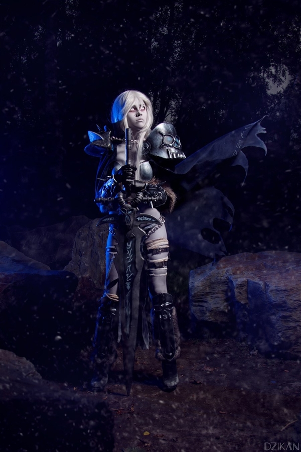 极品!俄罗斯美女COS性转阿尔萨斯:看一眼就被俘获