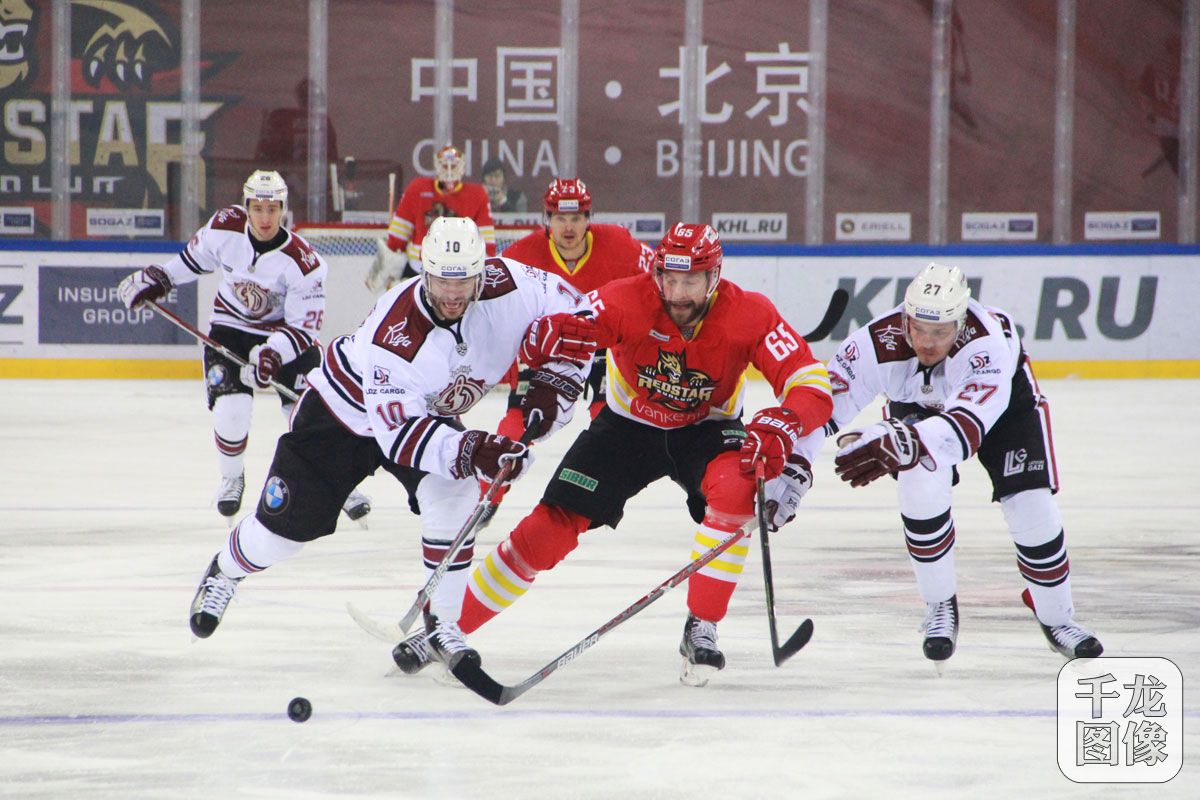 1月16日，KHL常规赛，昆仑鸿星继续坐镇五棵松主场迎战里加迪纳摩，常规时间结束前9秒昆仑鸿星打入一粒进球将比分扳平，但在之后的点球中遗憾落败。图为双方队员拼抢。千龙网记者 刘宇坤摄