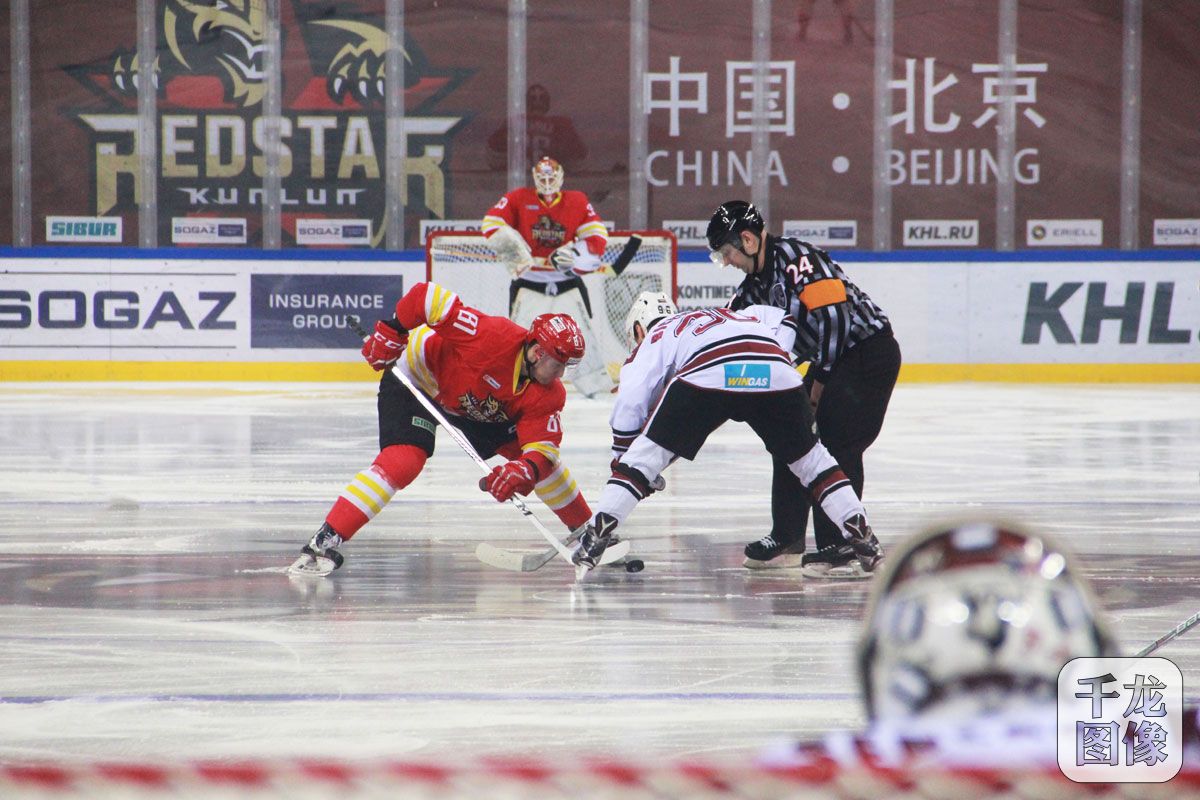 1月16日，KHL常规赛，昆仑鸿星继续坐镇五棵松主场迎战里加迪纳摩，常规时间结束前9秒昆仑鸿星打入一粒进球将比分扳平，但在之后的点球中遗憾落败。图为双方中圈争球。千龙网记者 刘宇坤摄