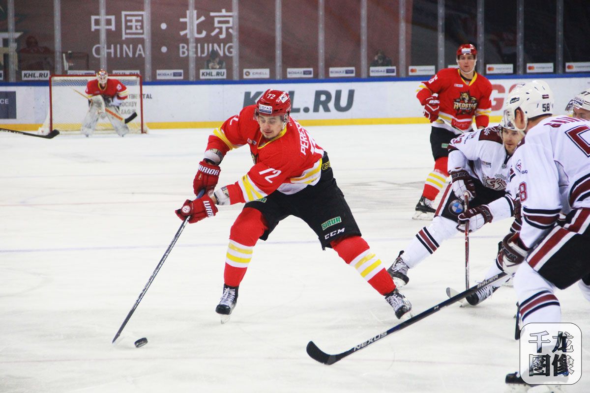 1月16日，KHL常规赛，昆仑鸿星继续坐镇五棵松主场迎战里加迪纳摩，常规时间结束前9秒昆仑鸿星打入一粒进球将比分扳平，但在之后的点球中遗憾落败。图为昆仑鸿星队球员进攻。千龙网记者 刘宇坤摄
