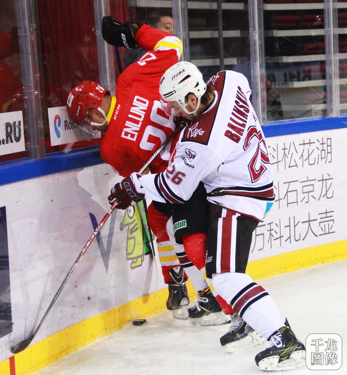 1月16日，KHL常规赛，昆仑鸿星继续坐镇五棵松主场迎战里加迪纳摩，常规时间结束前9秒昆仑鸿星打入一粒进球将比分扳平，但在之后的点球中遗憾落败。图为双方队员拼抢。千龙网记者 刘宇坤摄