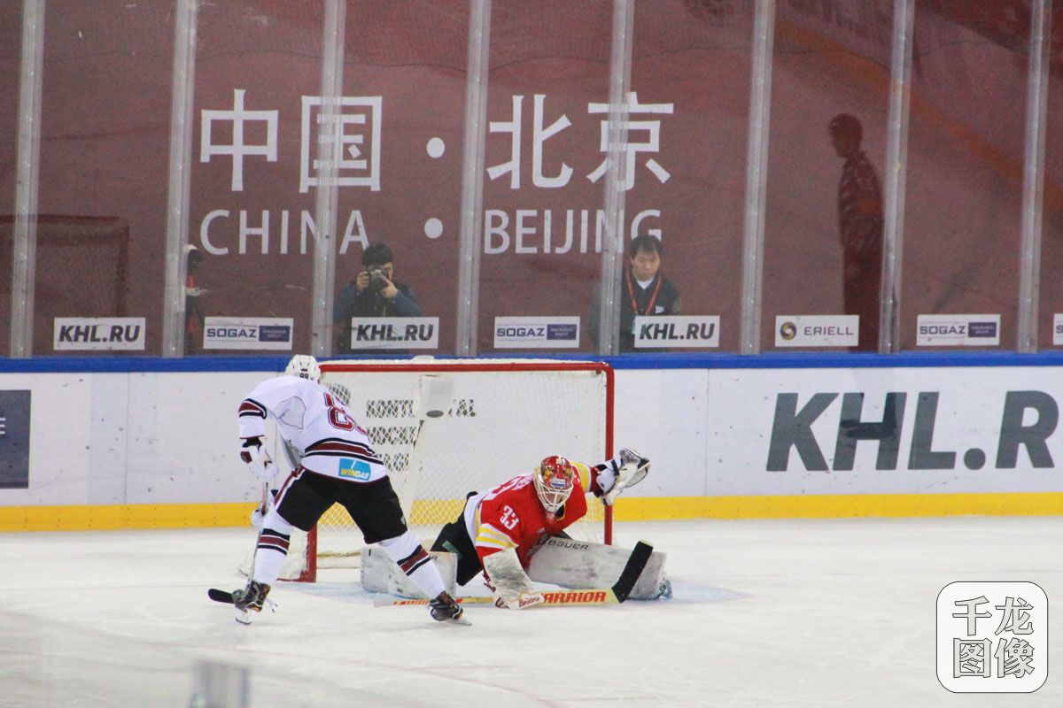 1月16日，KHL常规赛，昆仑鸿星继续坐镇五棵松主场迎战里加迪纳摩，常规时间结束前9秒昆仑鸿星打入一粒进球将比分扳平，但在之后的点球中遗憾落败。图为点球大战中，迪纳摩队球员打入制胜一球。千龙网记者 刘宇坤摄