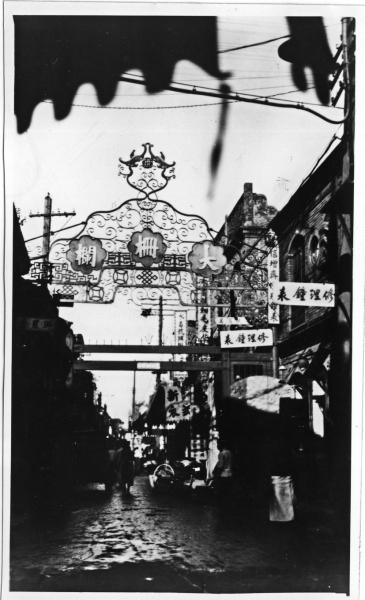 民国时期的大栅栏。大栅栏其实不单指那条长275米、不足10米宽的胡同，而是涵盖了廊房头条、粮食店街、煤市街、珠宝市街等诸多支脉的街区。