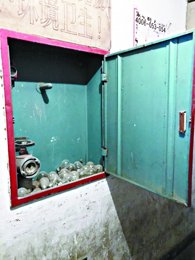 华威北里44号楼两部电梯全停 居民住得心里不